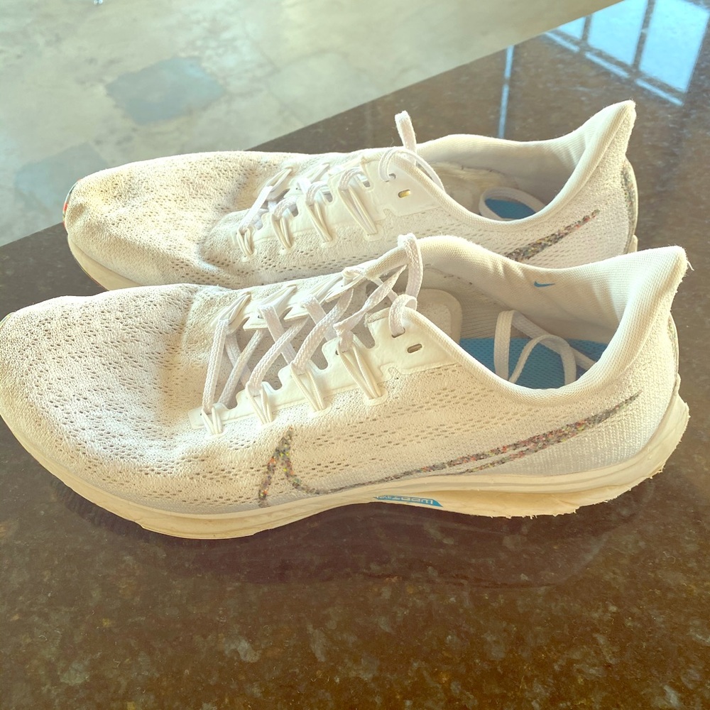 Mens Nike Pegasus size 11 slight wear